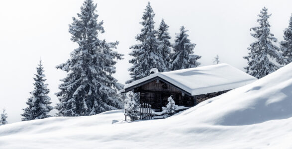 A Visual Exploration of High Key and Dark Styles in Winter Hiking Photography